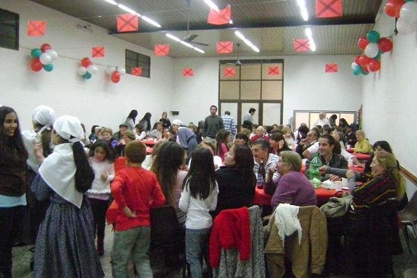 Un centenar de personas se reunieron en la tasca celebrada por los vascos de Las Flores (fotoEE)